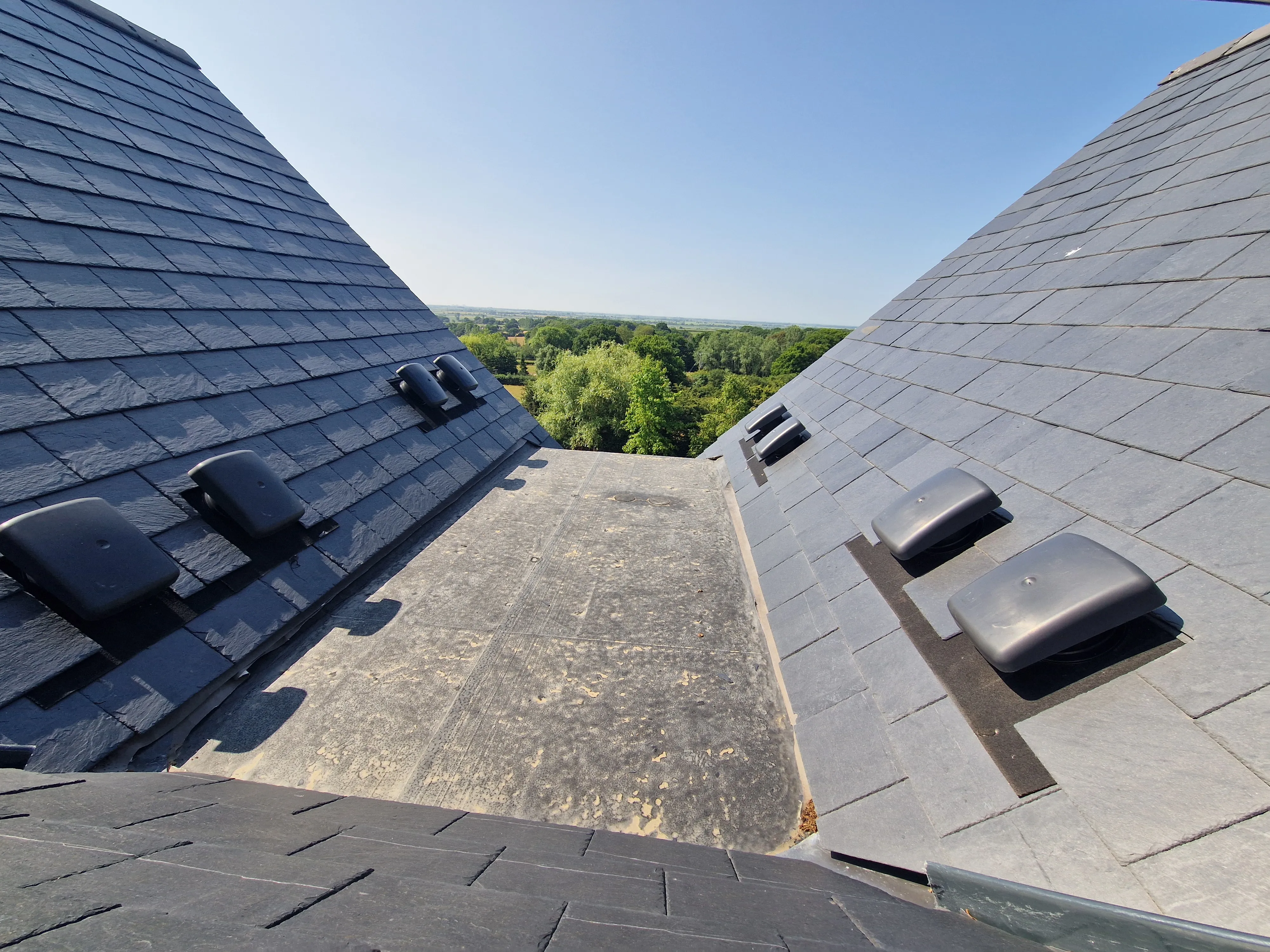 Tradespeople collaborating - relaxed, no egos vibe